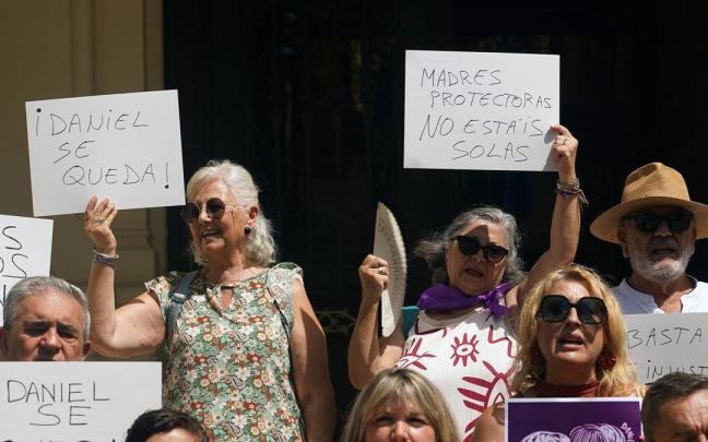 Concentración a favor de Juana Rivas a las puertas del Ayuntamiento de Málaga. A 22 de julio de 2025. / EP Concentración a favor de Juana Rivas a las puertas del Ayuntamiento de Málaga. A 22 de julio de 2025.