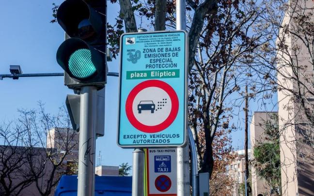 Un cartel anuncia la entrada a una Zona de bajas emisiones.