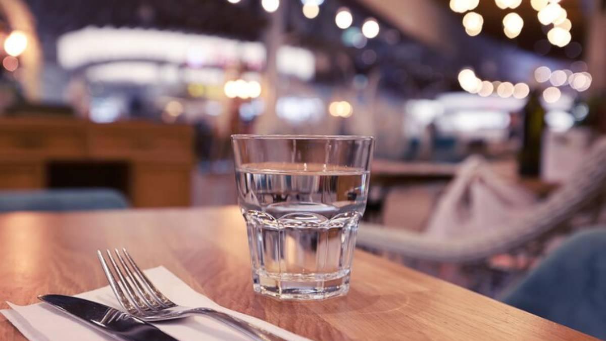Vaso de agua en la mesa de un restaurante