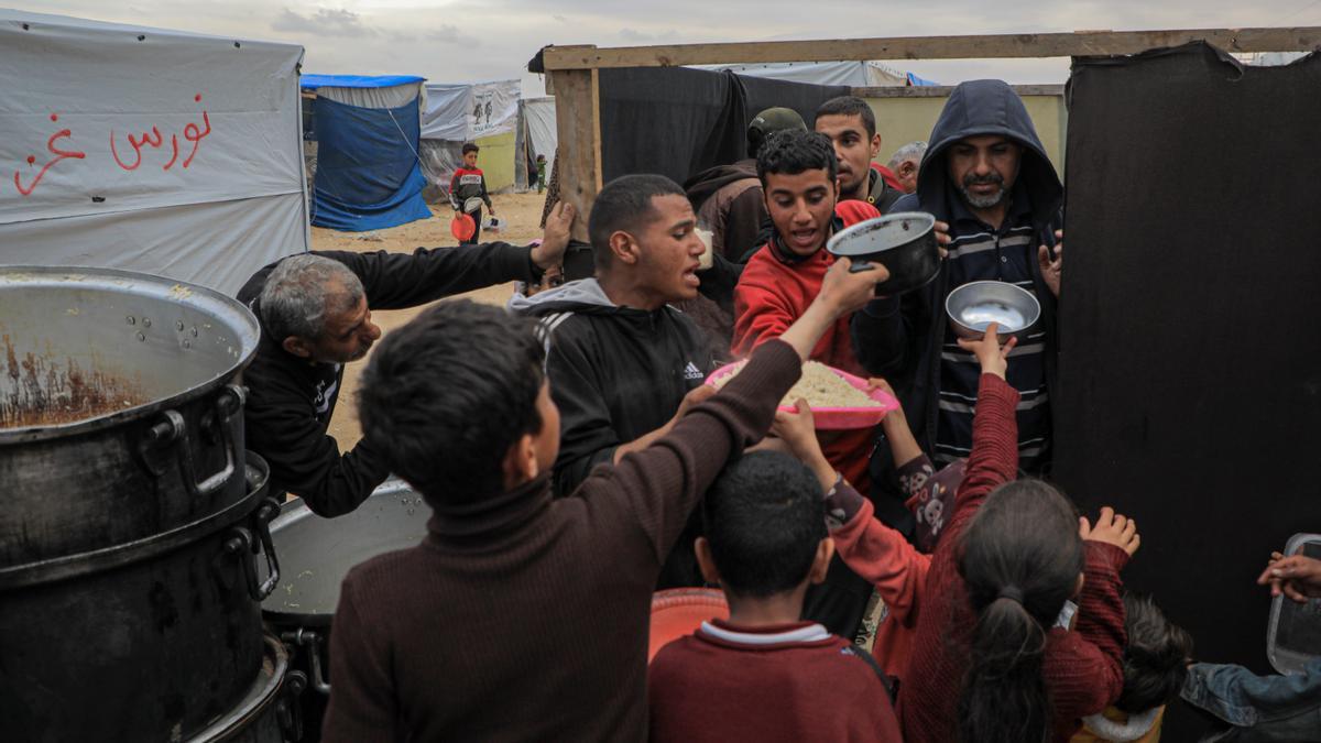 Desesperación en Gaza por conseguir algo de comida tras el bloqueo de la entrada de ayuda humanitaria.