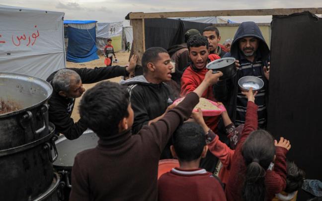 Desesperación en Gaza por conseguir algo de comida tras el bloqueo de la entrada de ayuda humanitaria.