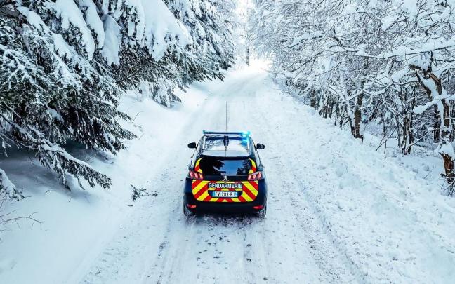 Un coche de los Pelotones de Gendarmería de Alta Montaña franceses Un coche de los Pelotones de Gendarmería de Alta Montaña franceses