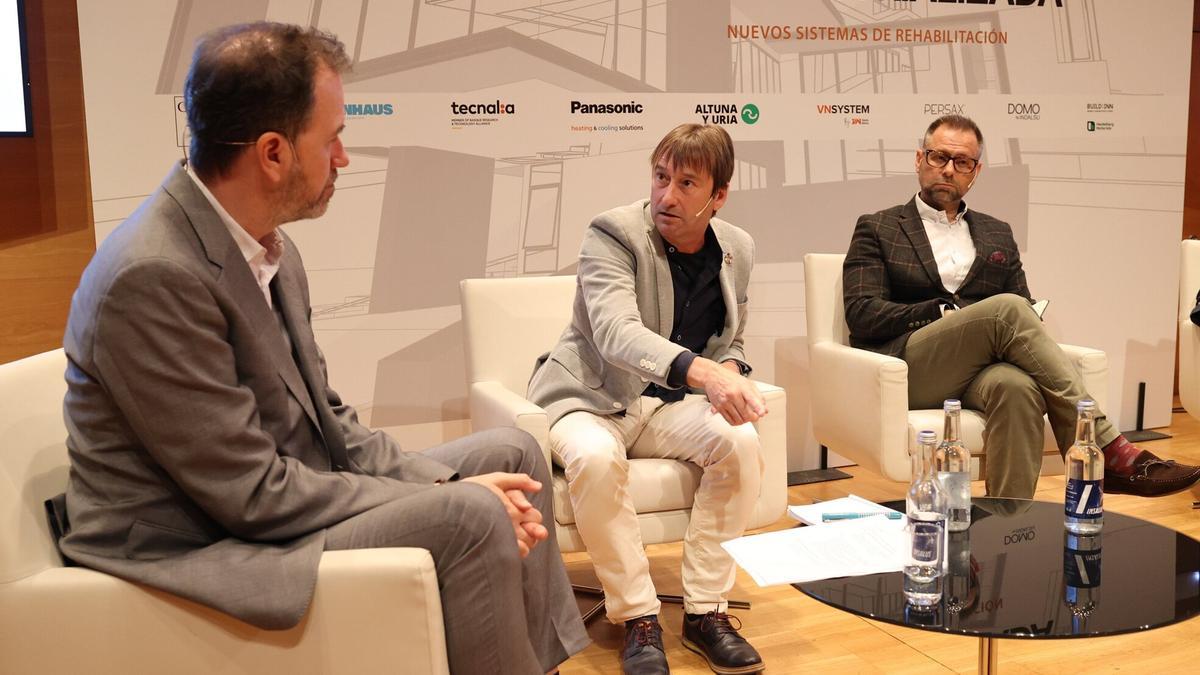 El periodista Ricardo Elorza junto a Koldo Monreal y Antonio Domínguez.
