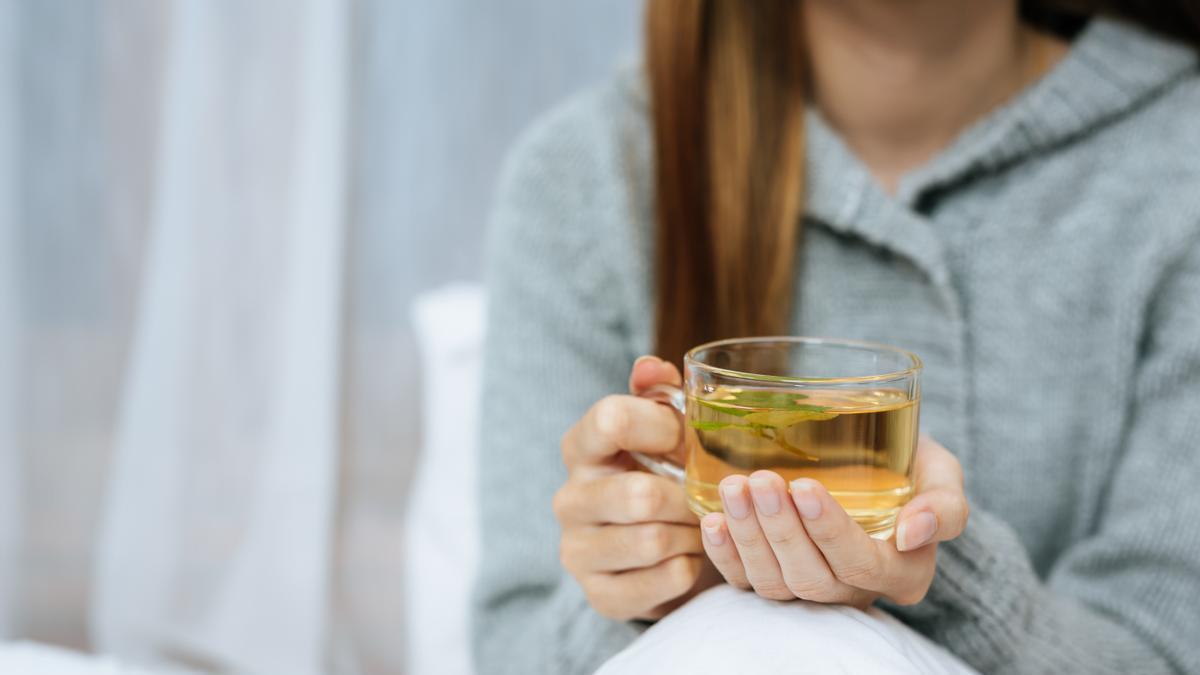 Chica toma una infusión.