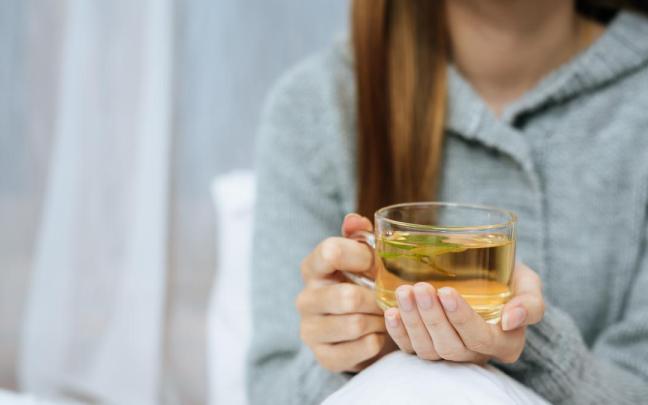 Chica toma una infusión.