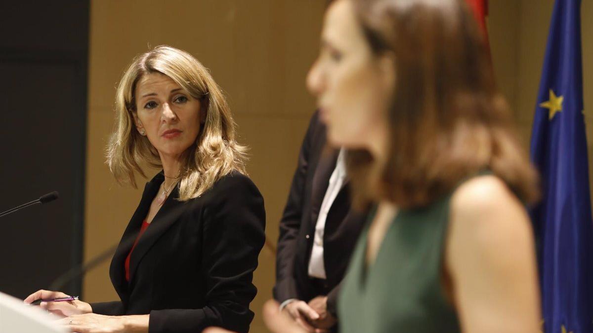 Yolanda Díaz observa a Ione Belarra.