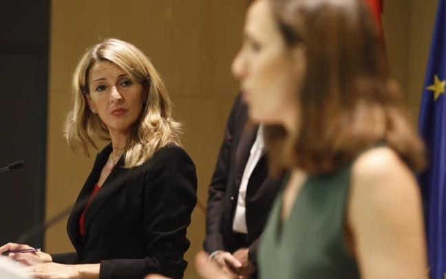 Yolanda Díaz observa a Ione Belarra.