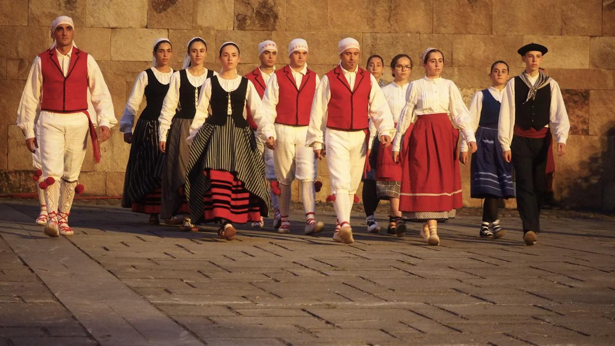 Sahatsa vio la luz en Urrestilla en 1976 y en la actualidad está formado por dantzaris de Azkoitia y Azpeitia.