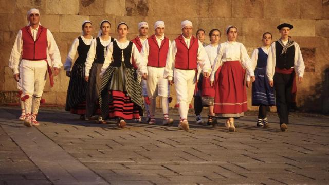 Sahatsa vio la luz en Urrestilla en 1976 y en la actualidad está formado por dantzaris de Azkoitia y Azpeitia.