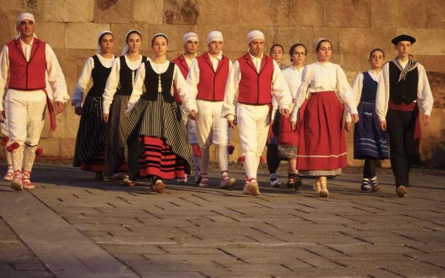 Sahatsa vio la luz en Urrestilla en 1976 y en la actualidad está formado por dantzaris de Azkoitia y Azpeitia.
