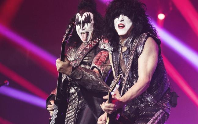 Gene Simmons (i) and Paul Stanley (d), durante un concierto.