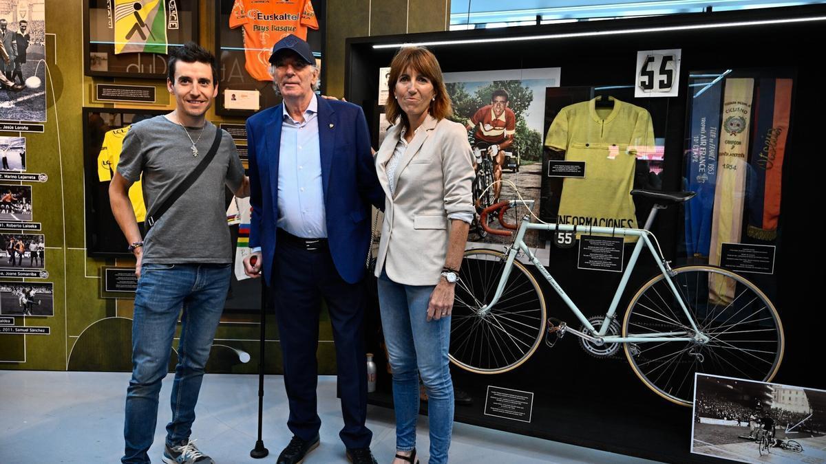 Igor Antón, José Ángel Iribar y Joane Somarriba posan en la exposición.