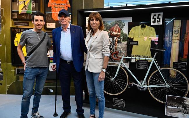 Igor Antón, José Ángel Iribar y Joane Somarriba posan en la exposición.