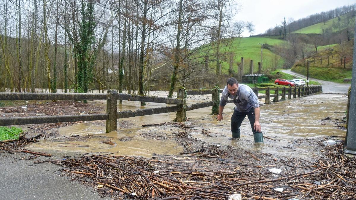 Imagen de la crecida del río Urola a su paso por Azpeitia en 2024.