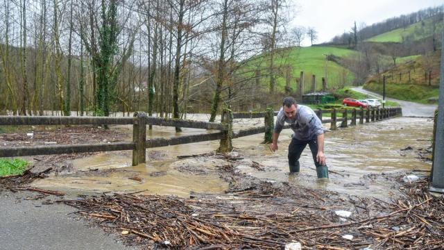 Imagen de la crecida del río Urola a su paso por Azpeitia en 2024.