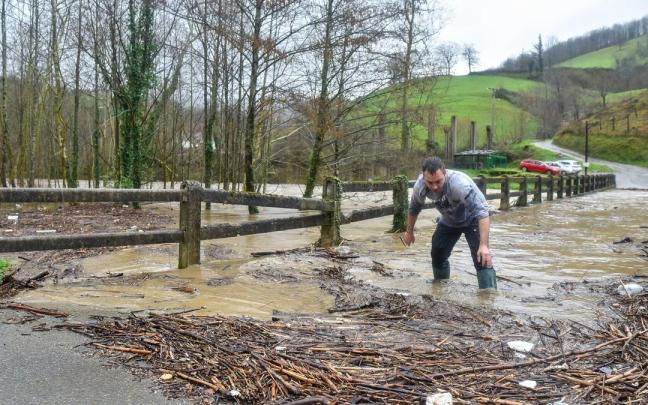 Imagen de la crecida del río Urola a su paso por Azpeitia en 2024.