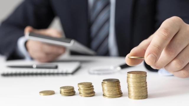 Monedas sobre una mesa.
