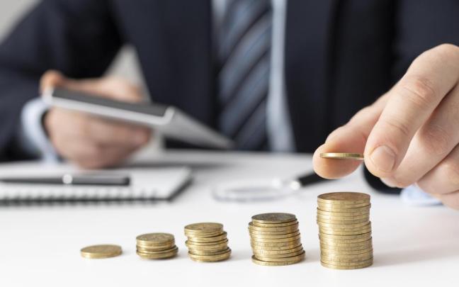 Monedas sobre una mesa.