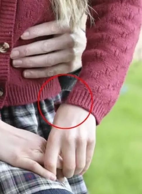 Detalle de la muñeca de Charlotte y la manga de su jersey.