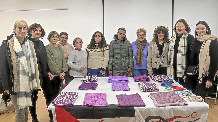 Las mujeres del curso de empoderamiento y Darahli con las mantas que han manufacturado. | FOTO: A.U.