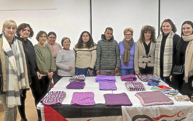 Las mujeres del curso de empoderamiento y Darahli con las mantas que han manufacturado. | FOTO: A.U. Las mujeres del curso de empoderamiento y Darahli con las mantas que han manufacturado. | FOTO: A.U.