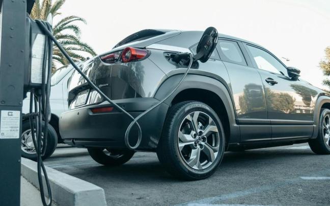 Imagen de un vehículo eléctrico en un punto de recarga. / NTM Imagen de un vehículo eléctrico en un punto de recarga.