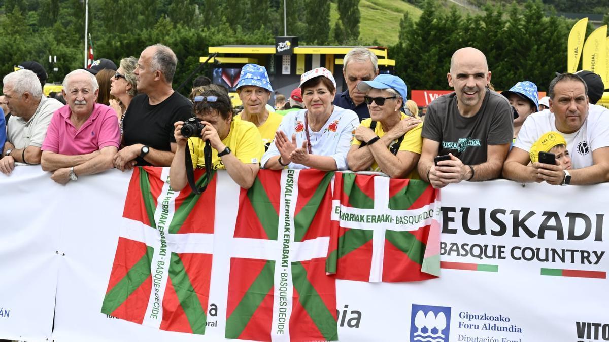 En imágenes: la afición vasca en Amorebieta en la salida de la tercera etapa del Tour