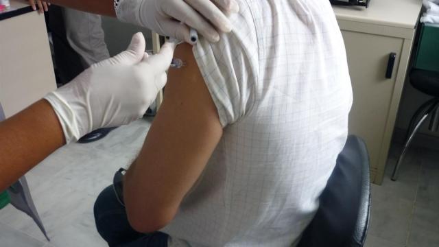 Una enfermera vacuna a un paciente.