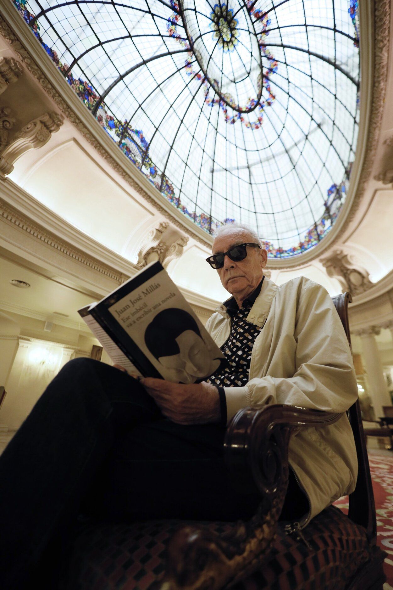 'Ese imbécil va a escribir una novela' es la última obra de Juan José Millas.