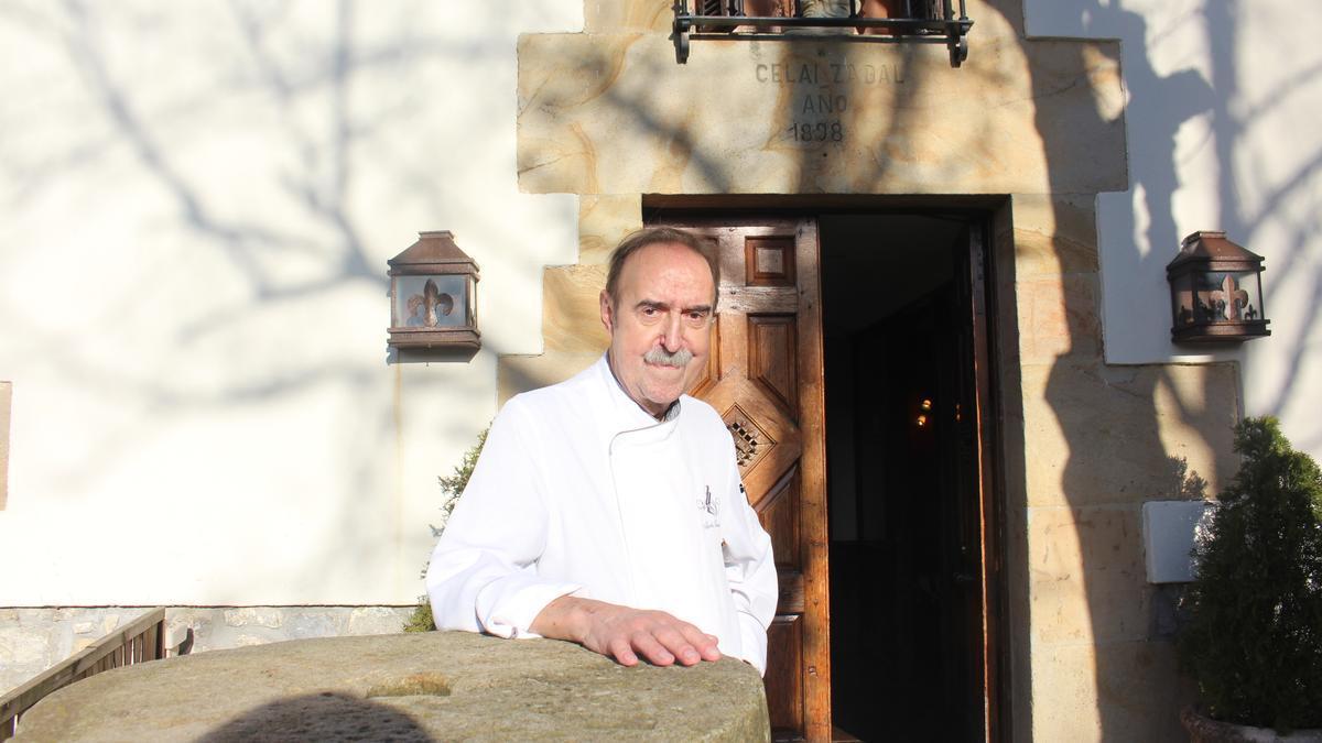 El chef oñatiarra Alberto Elorza en la entrada al Zelai Zabal, levantado por su abuelo Simón en 1898.