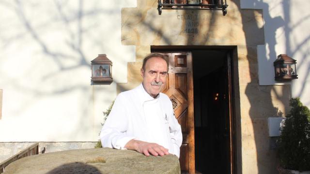 El chef oñatiarra Alberto Elorza en la entrada al Zelai Zabal, levantado por su abuelo Simón en 1898.