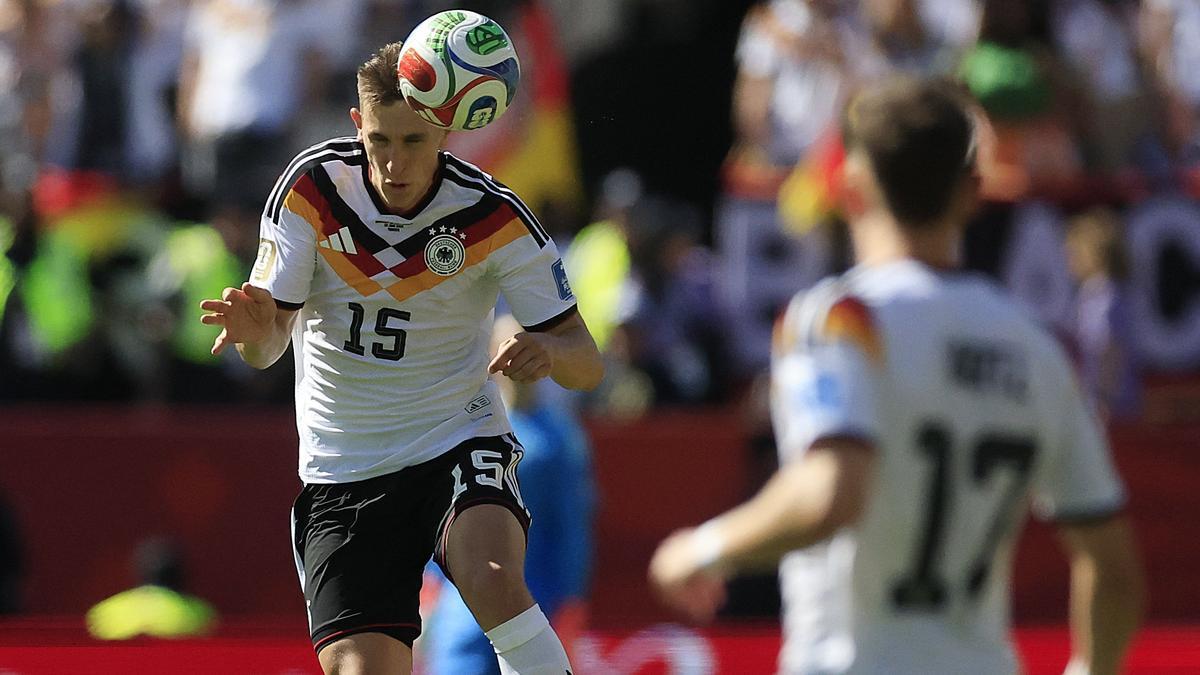 Schlotterbeck despeja el balón.
