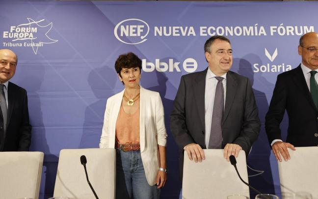 Aitor Esteban (2d), junto a Mikel Legarda (d), Maribel Vaquero (2i) y Andoni Ortuzar (i).