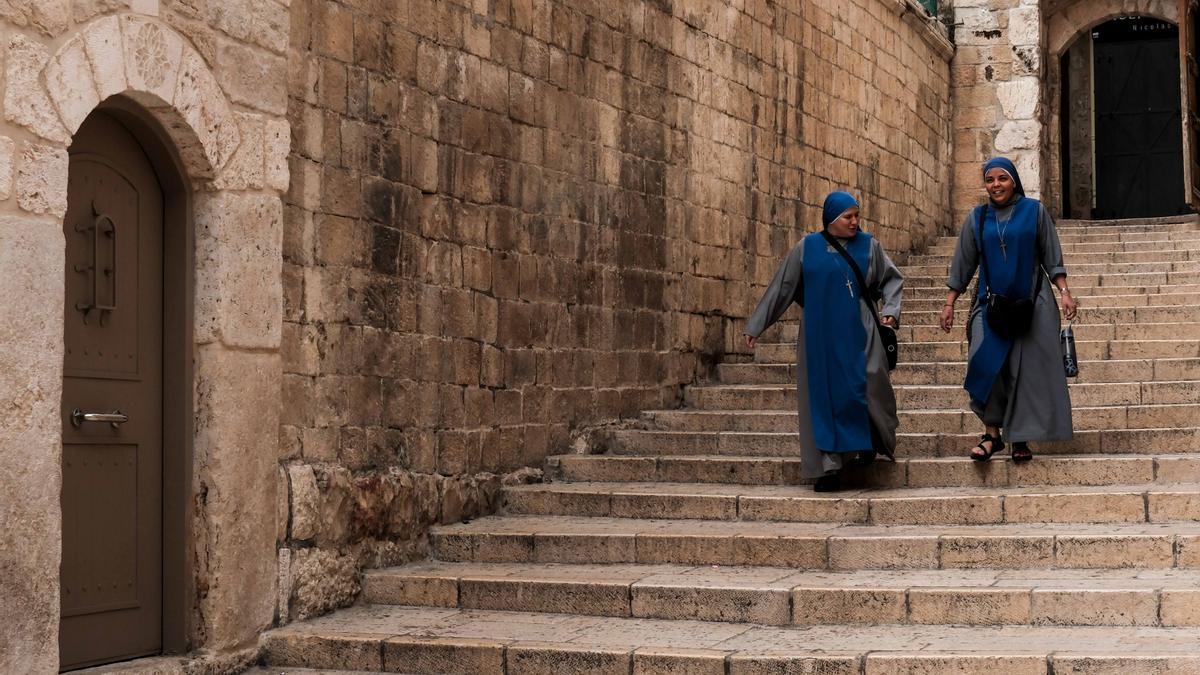 Imagen de archivo de dos monjas en Jerusalén.