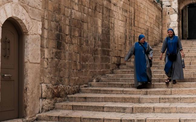Imagen de archivo de dos monjas en Jerusalén.