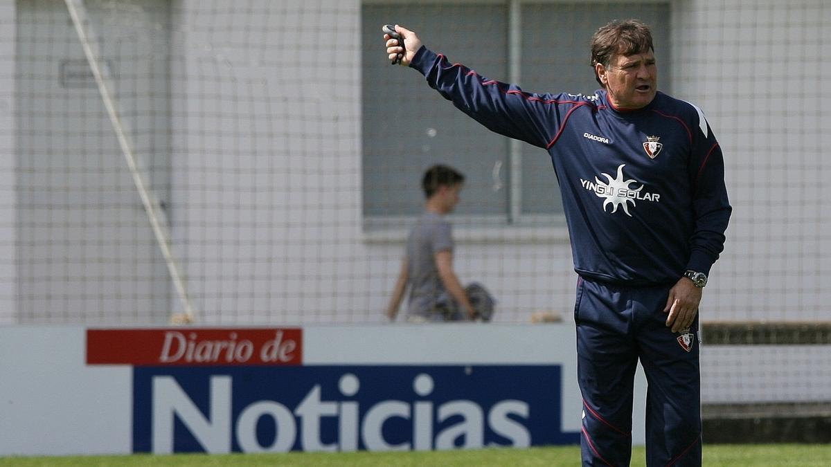 Camacho, en un entrenamiento en Tajonar en su etapa como técnico de Osasuna.