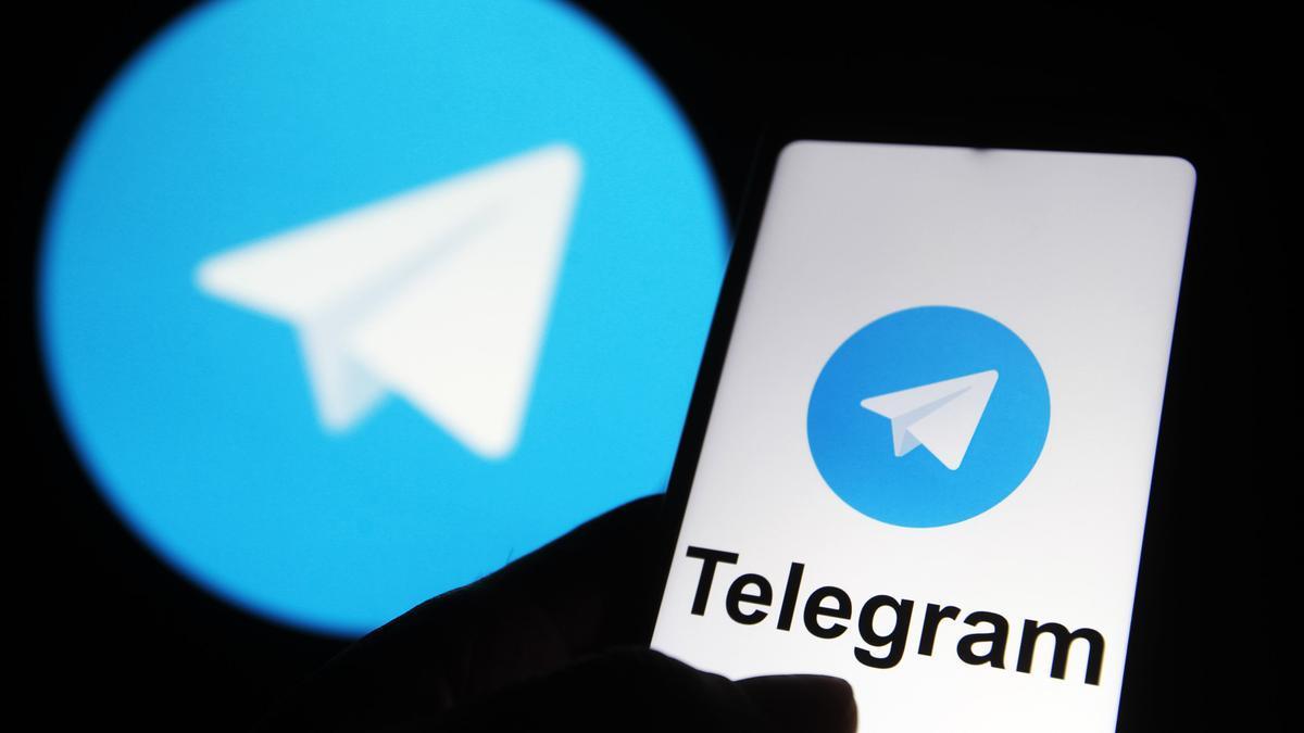 Un usuario muestra la app de Telegram en su teléfono móvil.