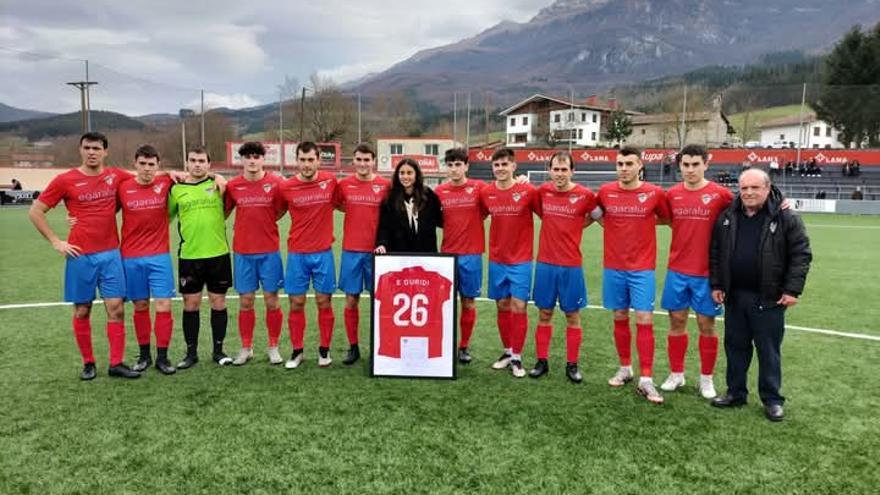 Jugadores del primer equipo del Aloña, el presidente Javi Azpiazu y Guridi, en el centro.