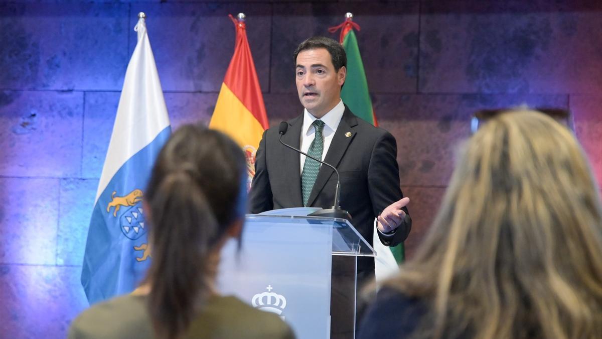 El lehendakari, Imanol Pradales, durante la rueda de prensa posterior a la firma de la alianza con Canarias.