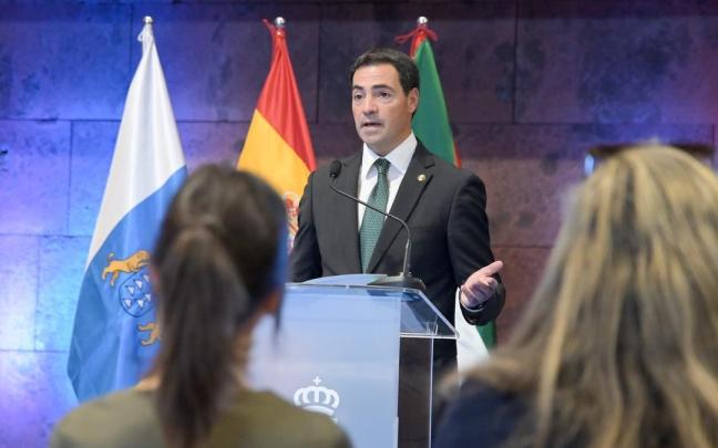 El lehendakari, Imanol Pradales, durante la rueda de prensa posterior a la firma de la alianza con Canarias.