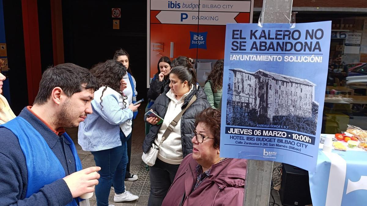 Concentración en apoyo de las familias afectadas por el incendio de El Kalero de Basauri