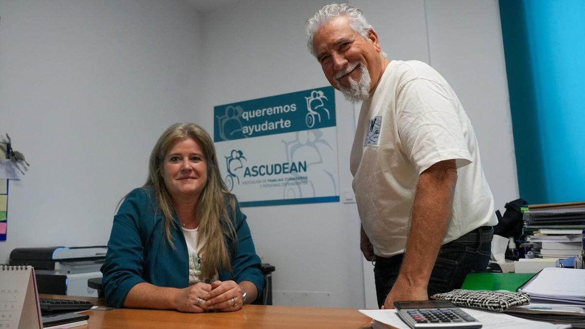 Vanessa Resa, coordinadora de Ascudean, y el socio Alberto Blanco, cuidador de su padre de 88 años.