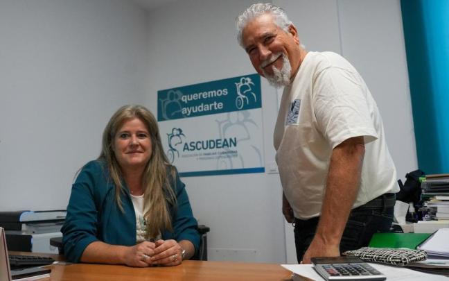 Vanessa Resa, coordinadora de Ascudean, y el socio Alberto Blanco, cuidador de su padre de 88 años.