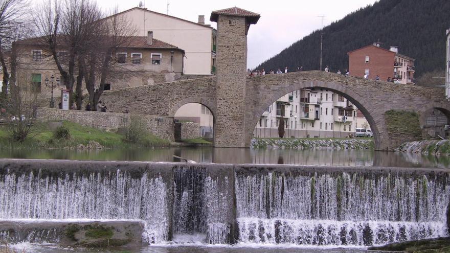 El puente Muza o Puente Viejo de Balmaseda sobre el río Cadagua.