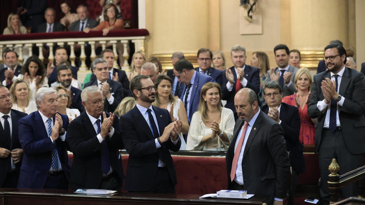 El popular Pedro Rollán (d) recibe el aplauso de su bancada tras ser elegido presidente del Senado.