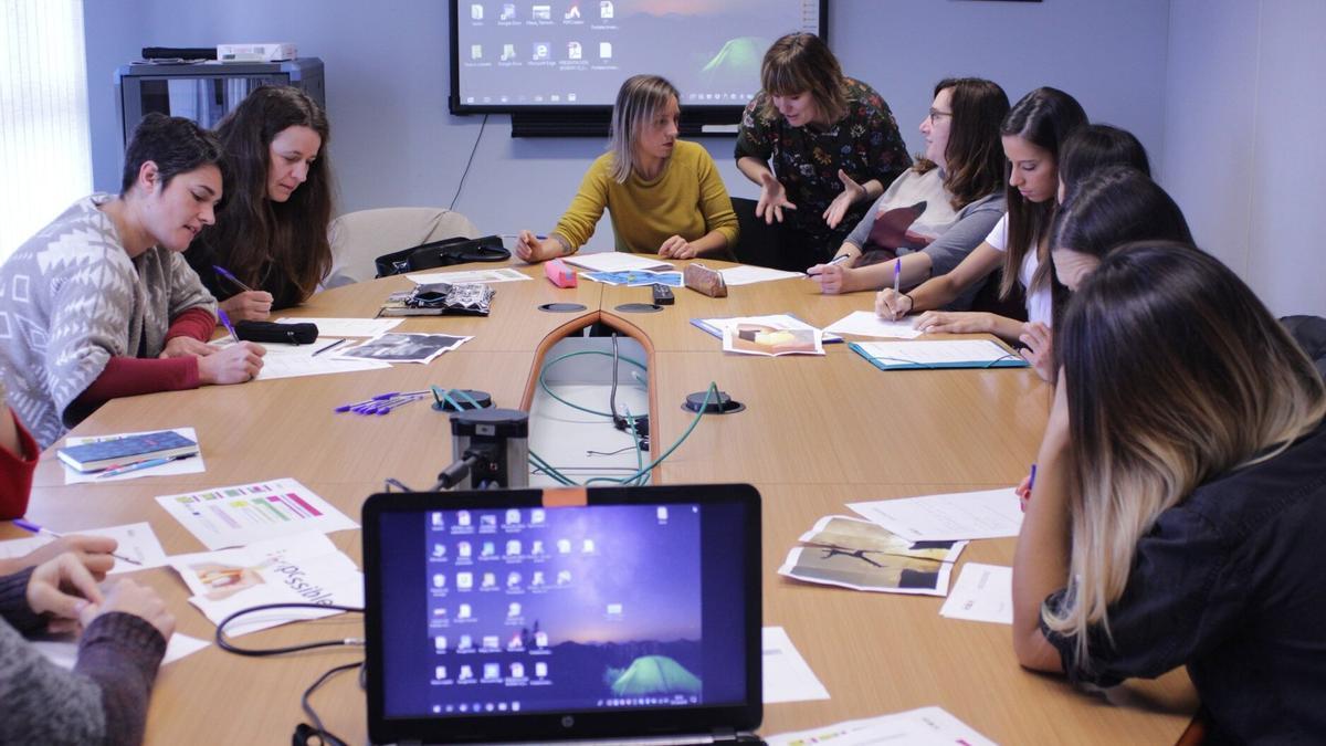 Un grupo de jóvenes participa en un curso de formación del programa Hazilan