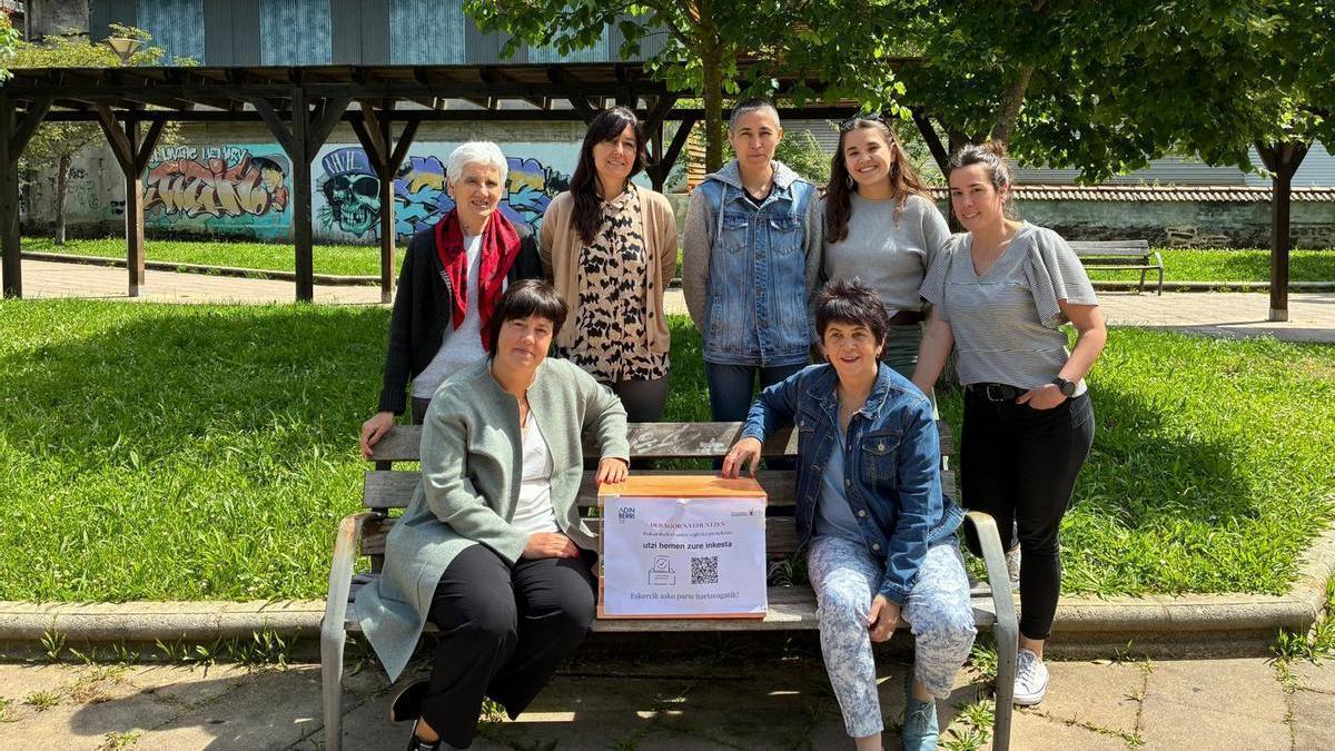 Representantes municipales y técnicas informan del proyecto puesto en marcha.