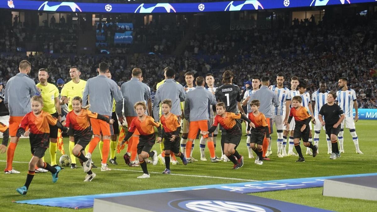 Los jugadores de Inter y Real se saludan antes del partido de la primera jornada en Anoeta. / RUBEN PLAZA