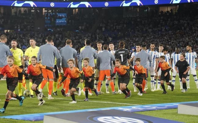 Los jugadores de Inter y Real se saludan antes del partido de la primera jornada en Anoeta. / RUBEN PLAZA