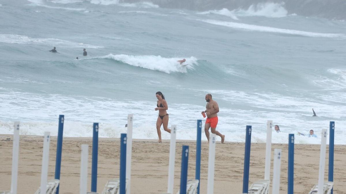 Temporal de viento y oleaje en Donostia.